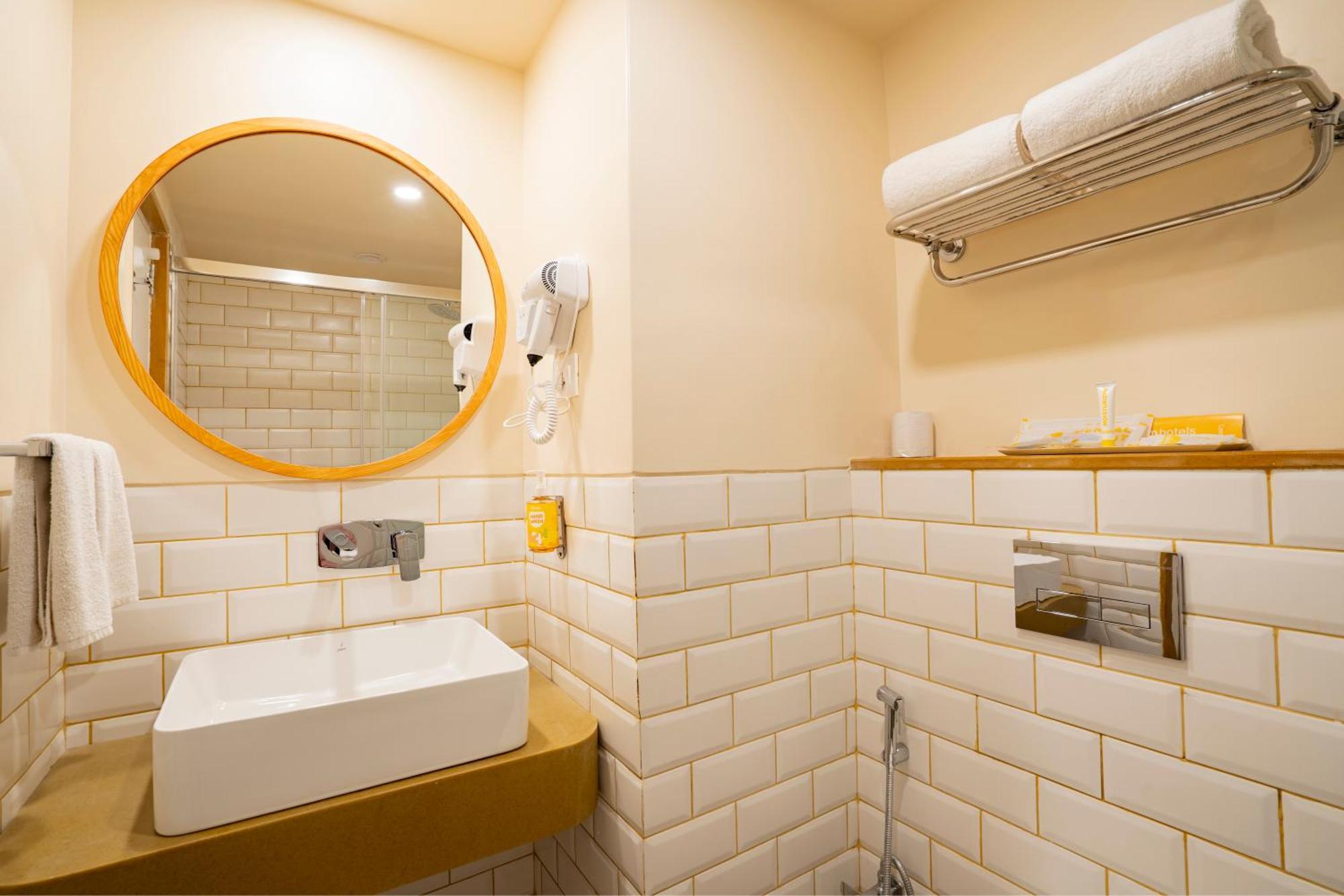 Bloom Hotel - Dona Paula Панаджи Стая снимка